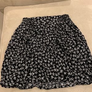 H&M black and white floral skirt w/ pockets!